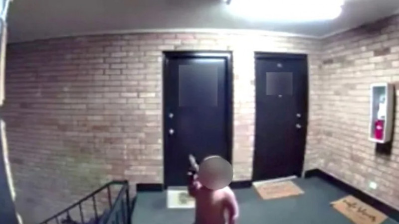 Photo of video | Un bărbat a fost arestat în direct la TV, după ce băiețelul său de 4 ani a fost filmat cu un pistol în mână